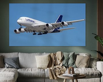 Landende Lufthansa Airbus A380-800 passagiersvliegtuig. van Jaap van den Berg