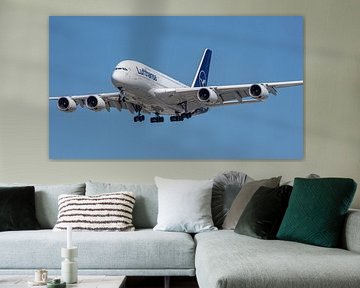 Landende Lufthansa Airbus A380-800 passagiersvliegtuig. van Jaap van den Berg