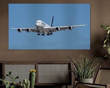 Landende Lufthansa Airbus A380-800 passagiersvliegtuig. van Jaap van den Berg