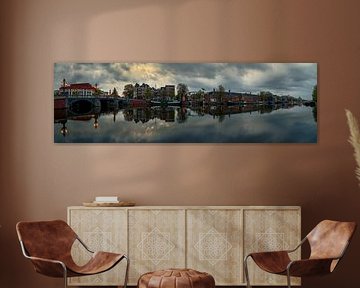 Blick auf den Fluss Amstel (Ostseite) und die Walter-Süskind-Brücke in Am von Amsterdam.Photos