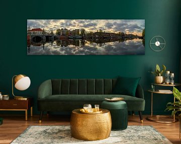 Blick auf den Fluss Amstel (Ostseite) und die Walter-Süskind-Brücke in Am von Amsterdam.Photos