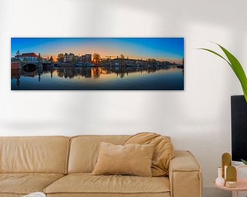 Blick auf den Fluss Amstel (Ostseite) und die Walter-Süskind-Brücke in Am von Amsterdam.Photos