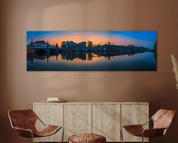 Blick auf den Fluss Amstel (Ostseite) und die Walter-Süskind-Brücke in Am von Amsterdam.Photos