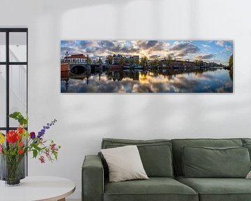 Blick auf den Fluss Amstel (Ostseite) und die Walter-Süskind-Brücke in Am von Amsterdam.Photos