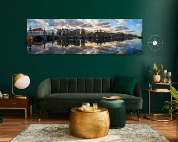 Blick auf den Fluss Amstel (Ostseite) und die Walter-Süskind-Brücke in Am von Amsterdam.Photos