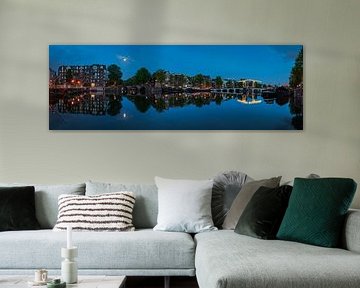 View of the Amstel (west side) in Amsterdam, from the lock to the Skinny Bridge, 2021 - 2 by Amsterdam.Photos