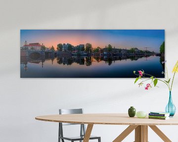 Blick auf den Fluss Amstel (Ostseite) und die Walter-Süskind-Brücke in Am von Amsterdam.Photos