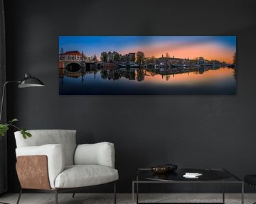 Blick auf den Fluss Amstel (Ostseite) und die Walter-Süskind-Brücke in Am von Amsterdam.Photos