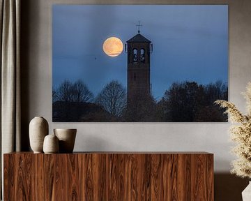 Volle maan bij kerktoren in Heusden