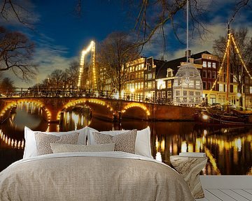 Amsterdam verlichte klassieke zeilboten in de grachten van het centrum