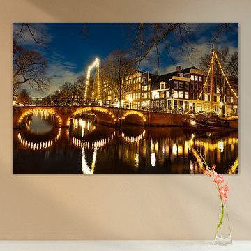 Amsterdam beleuchtete klassische Segelboote in den Grachten der Innenstadt