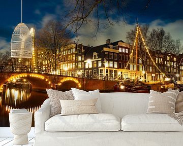 Amsterdam verlichte klassieke zeilboten in de grachten van het centrum