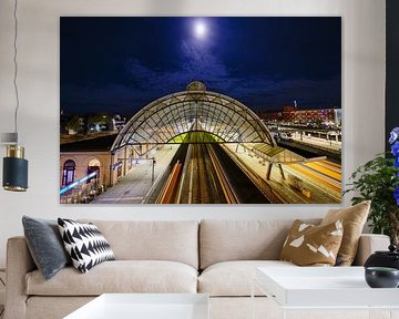 Station Zwolle in de avond met een volle maan erboven van Sjoerd van der Wal Fotografie