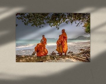 Mönche am Strand in der Ao Khao Kwai Bucht von Levent Weber