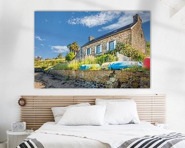 Oud stenen huis aan de kust met kleurrijke boten, Landévennec, Bretagne van Christian Müringer