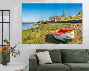 Boot op de oever, op de achtergrond de Église Notre-Dame, Landévennec, Bretagne van Christian Müringer