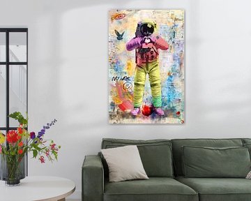 Astronaut der Liebe und des Friedens - Ein Street Art Statement Piece von Arjen Roos