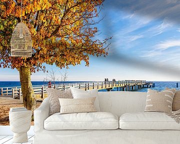 Promenade en pier in de herfst in de stad Sassnitz aan de
