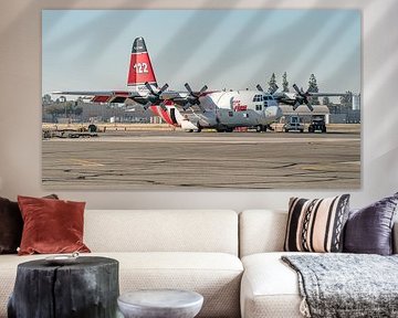 Cal Fire Lockheed HC-130H Hercules blusvliegtuig. van Jaap van den Berg