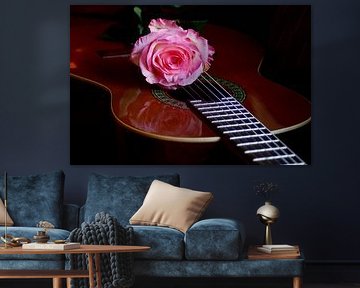 Guitare atmosphérique avec rose. sur Vrije Vlinder Fotografie