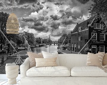 Op de St Antoniesluis kijken naar de Montelbaanstoren. van Don Fonzarelli