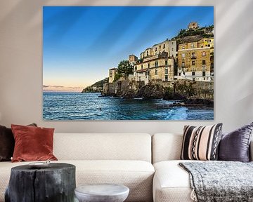 Uitzicht op het dorp Minori aan de Amalfikust in Italië van Rico Ködder