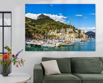 Uitzicht op het vissersdorp Cetara aan de Amalfikust in Italië van Rico Ködder