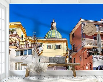 Kathedraal van San Giovanni Battista en huizen in de stad Vietri sul Ma