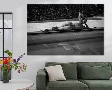 Zomerse Contemplatie: Silhouet aan zwembad van Photographylahuis door Dirk Lahuis