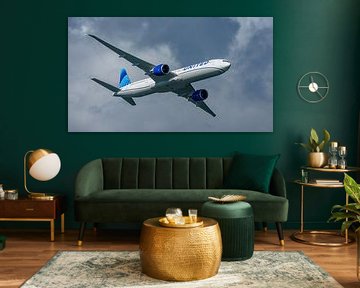 Flyby van een United Airlines Boeing 777-300. van Jaap van den Berg