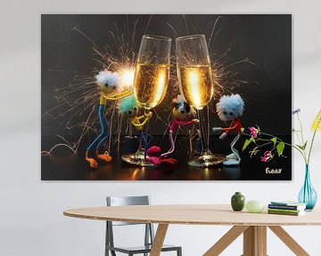 Des personnes de petite taille fêtant avec des feux d'artifice.