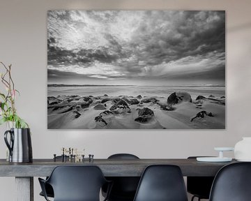 Storm op het strand 07 zwart wit by Arjen Schippers