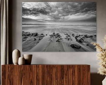 Storm op het strand 08 zwart wit van Arjen Schippers