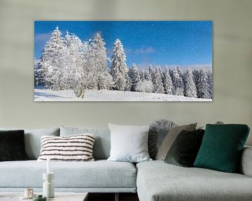 Forêt d'hiver - Un panorama de feuillus enneigés, de colonnes de sapins et de forêts denses sous un ciel bleu profond avec de douces chutes de neige sur AidasignArt