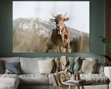 Douce vache de l'Allgäu avec vue sur le Grünten (tons terre) sur Leo Schindzielorz