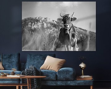 Douce vache de l'Allgäu avec vue sur le Grünten (noir et blanc) sur Leo Schindzielorz