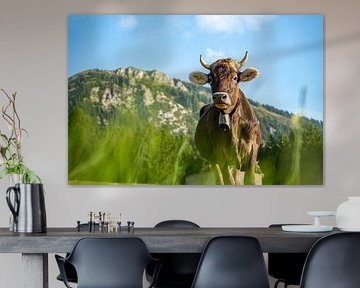 Douce vache de l'Allgäu avec vue sur le Grünten sur Leo Schindzielorz