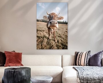 Douce vache de l'Allgäu avec vue sur le Grünten (tons terre) sur Leo Schindzielorz