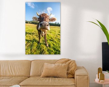 Douce vache de l'Allgäu avec vue sur le Grünten sur Leo Schindzielorz