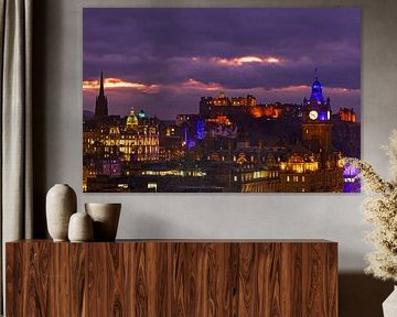 Edinburgh mit Uhrenturm und Schloss des Balmoral Hotels, Edinburgh