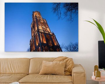 Die Kathedrale, fotografiert von unten während der blauen Stunde (Landschaft)