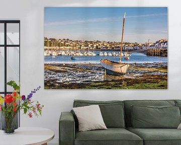 Zeilboot bij eb in de haven van Camaret-sur-Mer, Bretagne van Christian Müringer