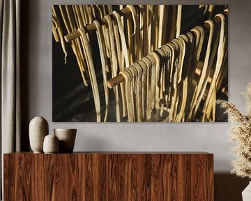 Zonovergoten zelfgemaakte pasta hangt te drogen