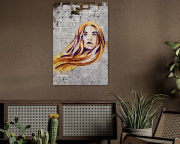 Peinture à l'aérographe d'une fille aux cheveux roux sur un mur