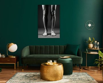 Monochromes Bild von Beinen und Füßen von Markus Gann