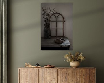 Nature morte rurale avec fenêtre d'étable, chatons de saule et sabots de bois sur Mayra Fotografie