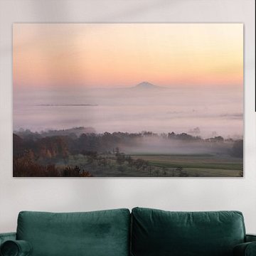 Hohenstaufen in een zee van mist met delicate kleuren bij zonsopgang.