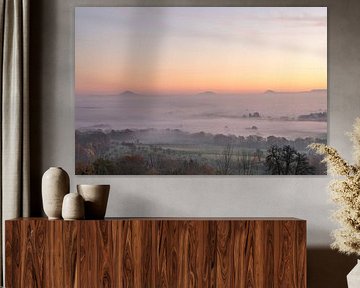 Trois Kaiserberge -Aubeau matin spectaculaire sur les contreforts brumeux de l'Alb Bade-Wurtemberg. sur Jiri Viehmann