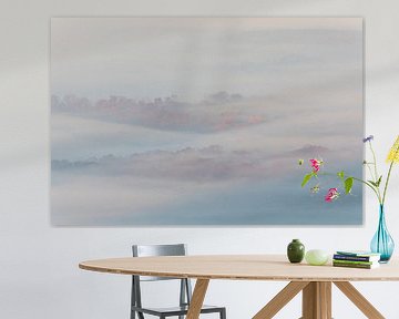 Ambiance idyllique avec les cimes orangées des arbres dans la brume matinale sur Jiri Viehmann