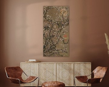 Japanischer Vintage-Druck. Pflaumenblüte bei Vollmond in Braun